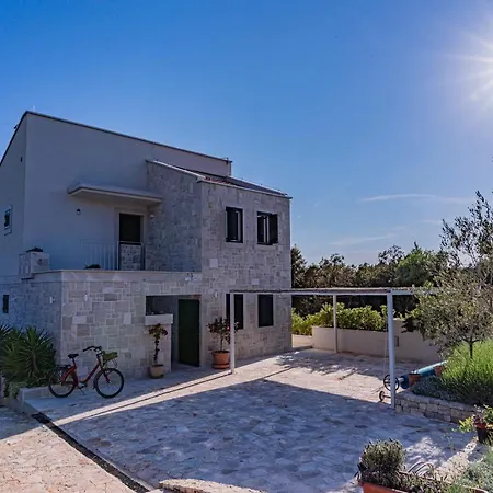 Vera Villa *
